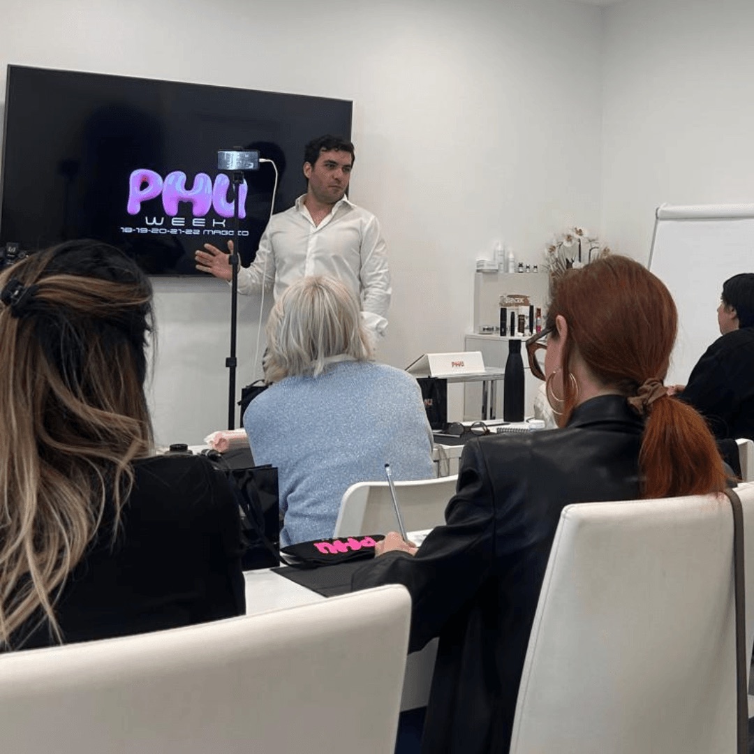 Michele Consoli sul palco della PMU Week, davanti a una classe di PMU artist